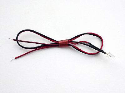 Светодиод белый 10x5 мм на двужильном проводе длиной 30 см Светодиод белого свечения размером 10х5 мм на двужильном электрическом проводе. Сечение проводков: 2х0,1 мм2. Длина проводков: 30 см. Общий диаметр каждого проводка с оплёткой: 1 мм. Цвет проводов: красный (+) и черный (-). Светодиод предназначен для изготовления светящихся серединок кристальных цветов (Led Crystal Flowers) или светящихся твистарт цветов (Led TwistArt Flowers).