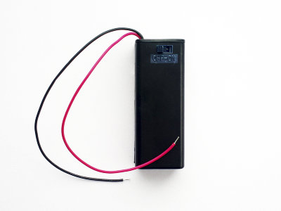 Закрытый батарейный отсек (2 АА) с переключателем ON-OFF  арт.EL2AA В батарейный отсек устанавливаются 2 пальчиковые батарейки АА, по 1,5 В каждая, и он закрывается крышечкой. Общее напряжение на выходе составляет +3 В. Красный провод "+", черный провод "-".
Общий диаметр каждого провода с оплёткой: 1 мм.
Батарейный отсек оснащен переключателем с двумя режимами: "ОN" (Включено) и "OFF" (Выключено).
Размер батарейного отсека: 6,5x2,5 см.
Цвет: черный.