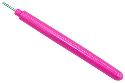 Quilling Stick8 инструмент для квиллинга (розовый), арт. 8075 Quilling Stick8 инструмент для квиллинга, розовый, арт. 8075. Приспособление для закручивания бумажных полос. Пластиковая ручка розового цвета и металлическая вилочка с прорезью 6мм. Общая длина инструмента 105мм. Удобно использовать для закручивания полосок от 1,5 до 15мм.