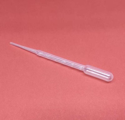 Пипетка пластиковая прозрачная, 1 штука, длина 16 мм, артикул PP01 Пипетка прозрачная пластиковае, длинная (16 см), с 6-ю градациями объема (0.5/1.0/1.5/2.0/2.5/3.0). В упаковке 1 шт.
Рисование капельками краски с помощью пипетки – это еще одна нетрадиционная техника рисования в помощь родителям и воспитателям. 
Заключается она в том, чтобы капать капельки на какую-нибудь поверхность (бумагу, салфетку, стол или пластиковую доску). И носит специальное название – «Каплетерапия».
Пипеткой можно рисовать по соли, на ватных дисках. С помощью пипетки можно создать фон для своей творческой работы.
Вариант работы с пипеткой по соли:
Первый этап – подготовительный. Распечатываем  любую интересную для ребенка раскраску. Предлагаем кисточкой нанести клей ПВА, следом засыпать рисунок крупной солью. 
Второй этап – когда рисунок высох, намешиваем краску с водой в специальных емкостях и предлагаем заполнить рисунок цветными каплями с помощью пипеток. Детям очень нравится наблюдать, как цветные краски растекаются по рисунку.
Потребуются ватные диски и картон с клеем. На картоне наклеиваем рисунок из ватных дисков, вариантов много – тучки, цветочки и так далее.
Можно обвести рисунок фломастером и детки будут знать, где каким цветом раскрашивать.  Занятие получается очень интересное и увлекательное.
