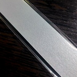 Бумага для квиллинга металлик, серебряный металлик, ширина 30 мм, 25 полос, 120 гр. 25 серебряных блестящих одноцветных полосок с двусторонним покрытием , ширина полос 30 мм, длина 330 мм, плотность металлик бумаги 120 гр., 
для крупных элементов в квиллинге, для бумагопластики, аппликации, нарезки бахромы
и других видах бумажного творчества.