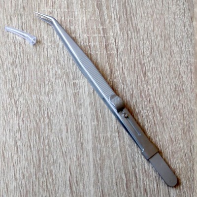 Пинцет угловой острый с фиксатором натяжения и защитным колпачком, длина 16,5 см, артикул GA-HKN-03 Пинцет угловой острый с фиксатором натяжения и защитным колпачком, длина 16,5 см, артикул GA-HKN-03.
Пинцет угловой острый с одного конца и  скруглённый с другого конца, прочный, оснащен фиксатором, регулирующий натяжение.
Выполнен из нержавеющей стали, устойчив к коррозии и износу, покрыт антистатическим немагнитным составом, стойким к большинству кислот и других веществ.
Данный пинцет отличный вариант для рукоделия, например, для монтажа и удержания мелких элементов в квиллинге, а также в других областях: электронных, ювелирных работ, рукоделия и лабораторного применения.
Пинцет крепкий, надежный и долговечный, снижает усталость при использовании.

Цвет: серебристый
Материал: Нержавеющая сталь
Размер: 16,5 см