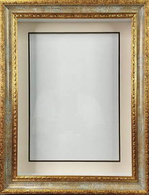 Глубокая рамка 3D - для квиллинга и объемных работ, багет зелено-золотистый, с двойным паспарту, 30х40,5х5см, арт. 996413161 Глубокая рамка 3D со стеклом и подвесом - для квиллинга и других объемных работ. 
Багет белый зелено-золотистый, с двойным паспарту, арт. 996413161.
Размер по заднему картону 30х40,5 см, глубина коробки 5 см.
Вертикальный подвес (легко можно переделать для горизонтального подвешивания).
Предназначена для оформления объемных работ.