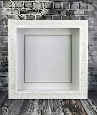 Глубокая рамка 3D - для квиллинга и объемных работ, багет белый с узором и двойным паспарту, 26,5х26,5х4,5см, арт. 996621210 Глубокая рамка 3D - для квиллинга и объемных работ, 
багет белый с узором и двойным паспарту, 26,5х26,5х4,5см, арт. 996621210
Размер по заднему картону 26,5х26,5 см, глубина коробки 4,5 см.
Размер по стеклу 24 х 24 см.
Двойное съемное паспарту (его можно использовать в работе, либо вынуть).
Рамка предназначена для оформление объёмных работ.