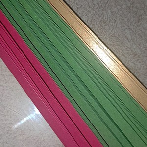 Бумага для квиллинга &quot;Зеленый + красный + золотой&quot;, 150 полос (+), ширина 5 мм, плотность 120 гр., артикул PQ5-004 Бумага для квиллинга плотностью 120 гр и шириной полос 5 мм. В наборе 3 цвета: зеленый (108 полос), красный (24 полоски), золотой (24 полоски). Длина полос 295 мм.