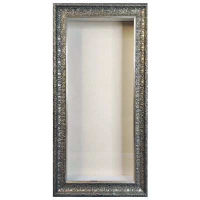 Глубокая рамка 3D - для квиллинга и объемных работ, багет нарядный с оригинальным паспарту, 21х48х5 см, арт. GRDK001R Глубокая рамка 3D - для квиллинга и объемных работ, багет нарядный с оригинальным паспарту.
Рамка со стеклом.
Паспарту бордовое с тремя вырубными круглыми окошками. Паспарту съёмное, прилагается бонусом 
(можно его использовать для работы, а можно и легко вынуть).
Размер по заднему картону 21х48 см
Глубина коробки 5 см, 
артикул GRDK001R