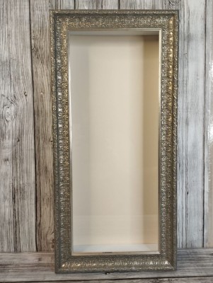 Глубокая рамка 3D - для квиллинга и объемных работ, багет нарядный с оригинальным паспарту, 21х48х5 см, арт. GRDK001R Глубокая рамка 3D - для квиллинга и объемных работ, багет нарядный с оригинальным паспарту.
Рамка со стеклом.
Паспарту бордовое с тремя вырубными круглыми окошками. Паспарту съёмное, прилагается бонусом 
(можно его использовать для работы, а можно и легко вынуть).
Размер по заднему картону 21х48 см
Глубина коробки 5 см, 
артикул GRDK001R