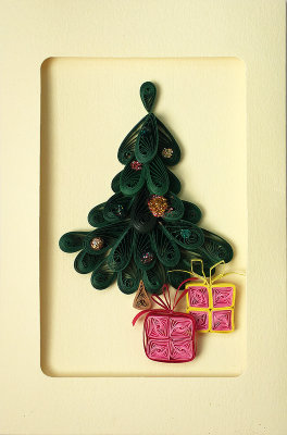 Готовая малая квиллинг открытка "Новогодняя ёлка" (серия "Зима"), арт. Z1631NE02 Готовая малая открытка в прозрачной упаковке, выполненная в технике квиллинг и украшенная блестками, цветными полубусинами, дырокольными вырубками в виде снежинок и звездочек. Внутри открытки - вставка для записи.