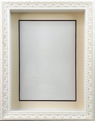 Глубокая рамка 3D - для квиллинга и объемных работ, багет белый молочный с двойным паспарту, 27х36х5 см, арт. 992715281 Глубокая светлая рамка 3D - для квиллинга и объемных работ со стеклом и съёмным паспарту.
Багет белый молочный с завитками.
Размер по заднему картону 27х36х5см.
Размер по стеклу 24х33 см.
Глубина коробки 5 см. 
Вертикальный подвес (легко можно переделать для горизонтального подвешивания).
Предназначена для оформления объемных работ.