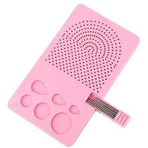 Пластиковая доска для петельчатого квиллинга со сменными иглами (20 шт.) и шаблоном форм, арт. AL-020630 Пластиковая доска со сменными иглами для петельчатого квиллинга. Цвет РОЗОВЫЙ.
В наборе 20 игл из нержавеющей стали. Длина иглы: 2 см.
Для удобного хранения игл в доске предусмотрена ниша для хранения.
Это удобное приспособление используется для изготовления листиков, крыльев бабочек, колосков и многого другого в технике петельчатый квиллинг.
Дополнительные шаблоны форм в виде капель и кругов дают возможность скручивать одинаковые элементы.