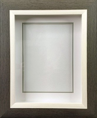 Глубокая рамка 3D - для квиллинга и объемных работ, багет серо-сливочный с двойным паспарту, 22х28х5 см, арт. 993315150 Глубокая рамка 3D со стеклом и подвесом - для квиллинга и других объемных работ. 
Багет серо-сливочный с двойным паспарту, арт. 993315150.
Размер по заднему картону 22х28 см. 
Размер по стеклу 18.5х24.5 см.
Глубина коробки 5 см.
Вертикальный подвес (легко можно переделать для горизонтального подвешивания).
Предназначена для оформления объемных работ.