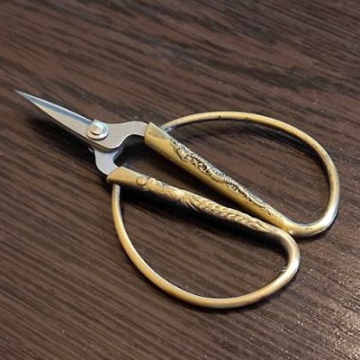 Ножницы Zig Zag БРОНЗОВЫЕ РУЧКИ , 8.5х5.2 см, арт. MR-NR-02 Размер 8.5х5.2 см. Длина режущей части 2.2 см. Прочные высококачественные стальные винтажные портные ножницы для хобби и бытовых ремонтных работ. Ножницы Zig Zag БРОНЗОВЫЕ РУЧКИ