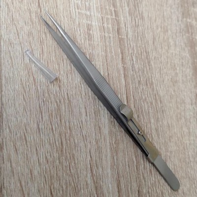 Пинцет прямой острый с фиксатором натяжения и защитным колпачком, длина 16,5 см, артикул GA-HKN-01 Пинцет прямой острый с фиксатором натяжения и защитным колпачком, длина 16,5 см, артикул GA-HKN-01.
Пинцет прямой острый с одного конца и  скруглённый с другого конца, прочный, оснащен фиксатором, регулирующий натяжение.
Выполнен из нержавеющей стали, устойчив к коррозии и износу, покрыт антистатическим немагнитным составом, стойким к большинству кислот и других веществ.
Данный пинцет отличный вариант для рукоделия, например, для монтажа и удержания мелких элементов в квиллинге, а также в других областях: электронных, ювелирных работ, рукоделия и лабораторного применения.
Пинцет крепкий, надежный и долговечный, снижает усталость при использовании.

Цвет: серебристый
Материал: Нержавеющая сталь
Размер: 16,5 см