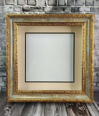 Глубокая рамка 3D - для квиллинга и объемных работ, багет серо-зеленый-золотистый, с двойным паспарту, 26,5х26,5х5,5 см, арт. 993313161 Глубокая рамка 3D - для квиллинга и объемных работ,
багет серо-зеленый-золотистый, с двойным паспарту, 26,5х26,5х5,5 см, арт. 993313161
Размер по заднему картону 26,5х26,5 см, глубина коробки 5,5 см.
Размер по стеклу 23 х 23 см.
Паспарту на заднем картоне съёмное, то есть его можно использовать в работе, 
либо обойтись без него.
Рамка предназначена для оформление объёмных работ.